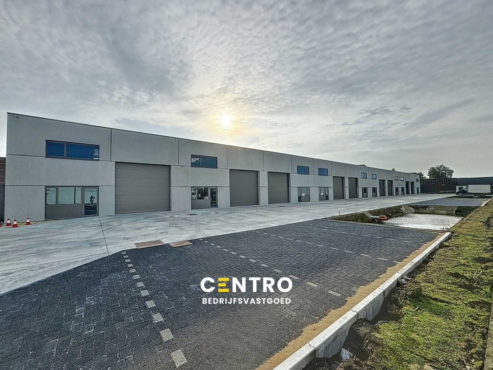 NB MAGAZIJN (264m²) met automatische sectionaalpoort, toilet en 2 voorbehouden parkeerplaatsen voor de deur te Beernem/Wingene. foto {{pictureIndex}}