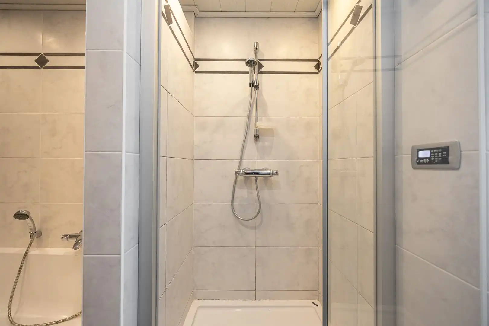 Woning met 5 slaapkamers en 2 badkamers op zuid perceel. foto 16