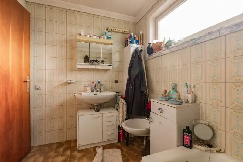 Landelijk gelegen, volledig te renoveren halfopen woning op 1823m². foto 11