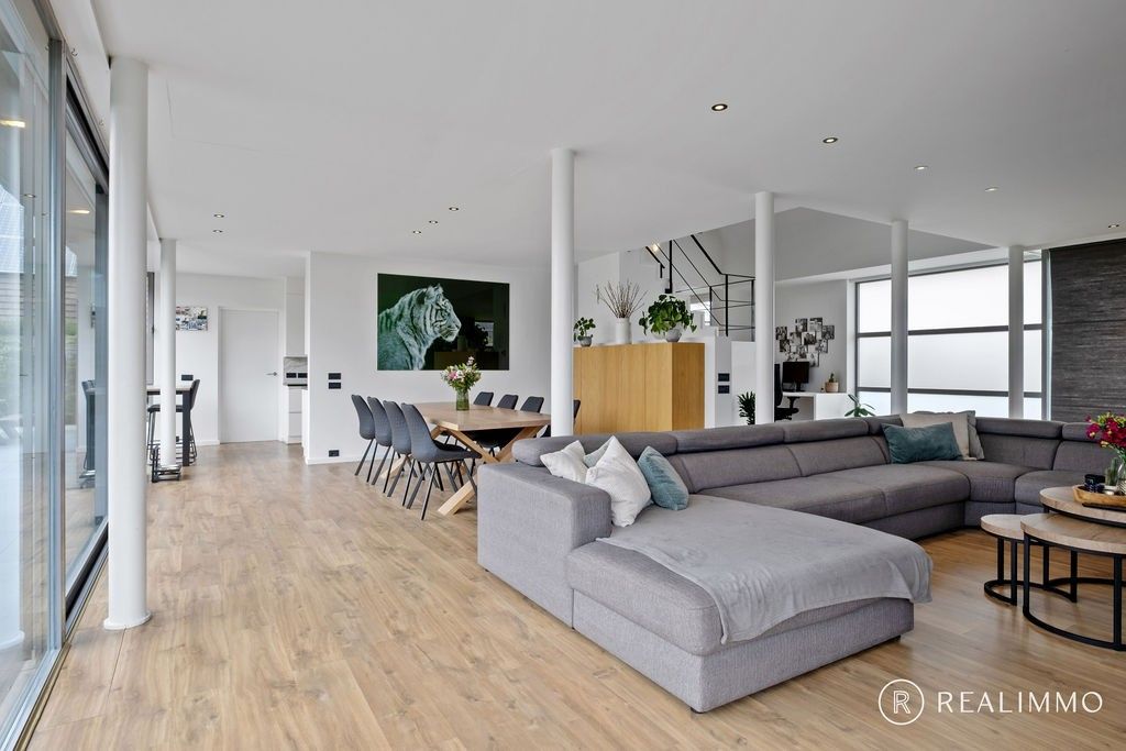 Stijlvolle ruime alleenstaande villa! foto 5