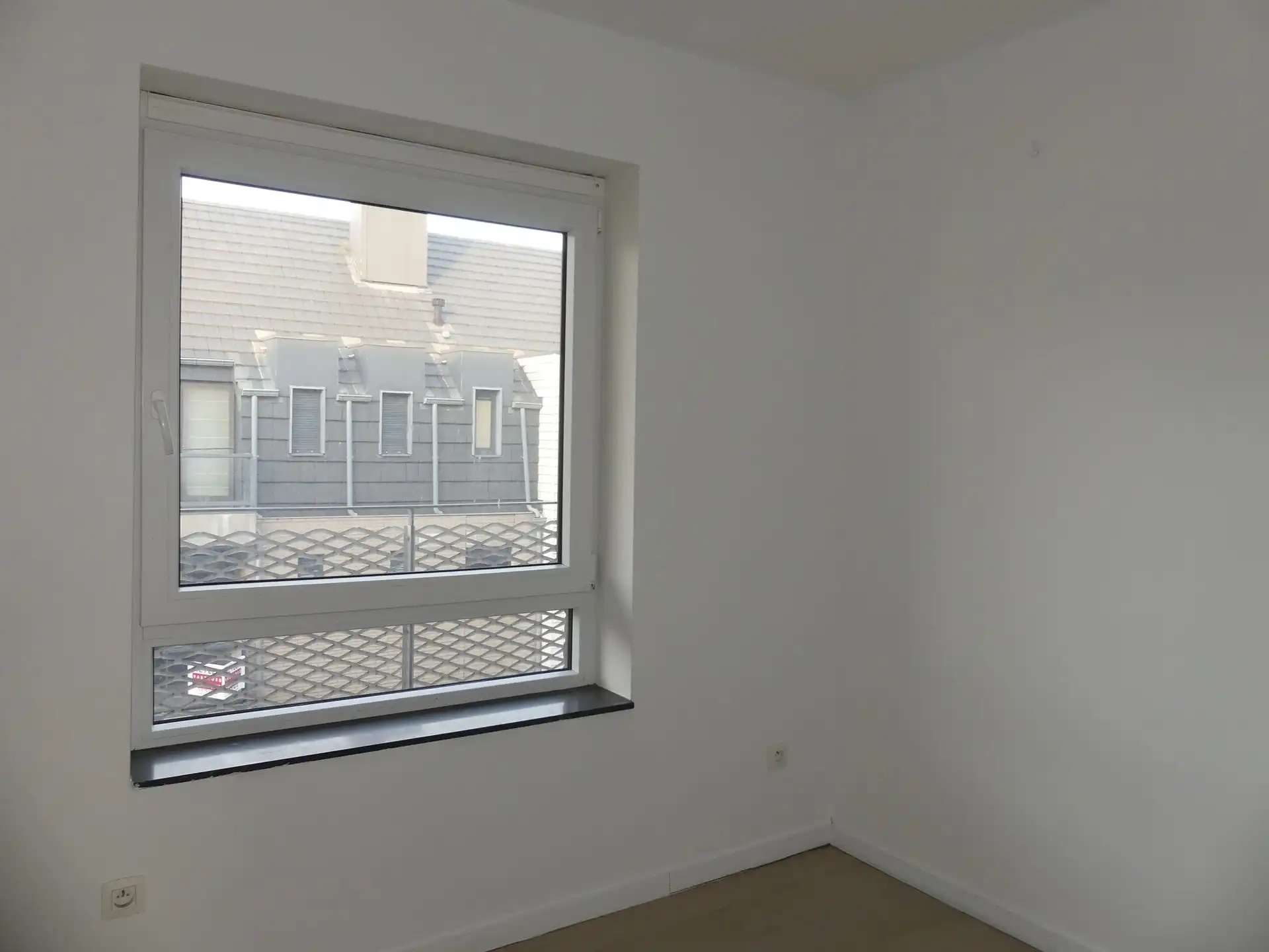 Recent instapklaar appartement met 2 slaapkamers! foto 9