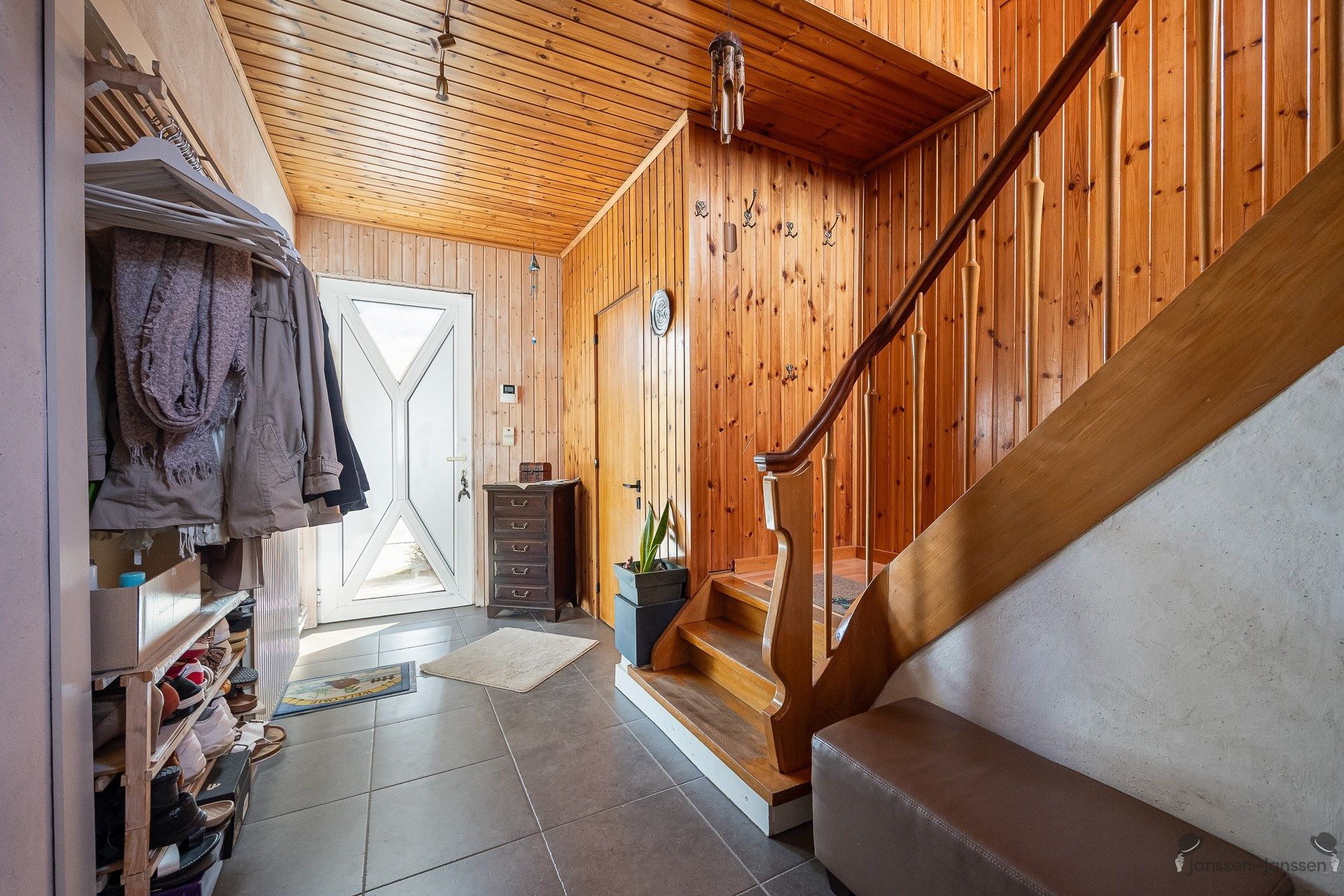Ruime woning met bijgebouw op een perceel van 497m². foto 3