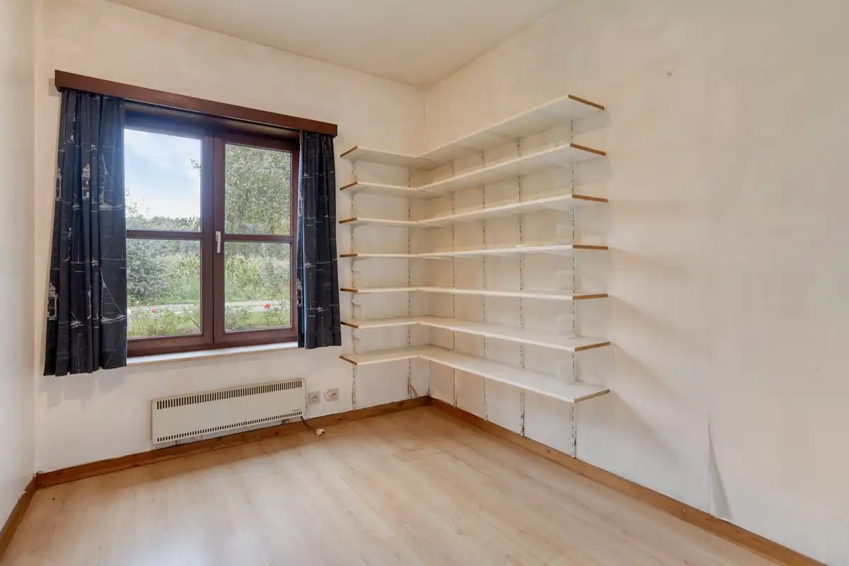 Ruime halfopen woning met 4 slaapkamers, bureau en garage op een residentiële ligging in Drongen foto 6