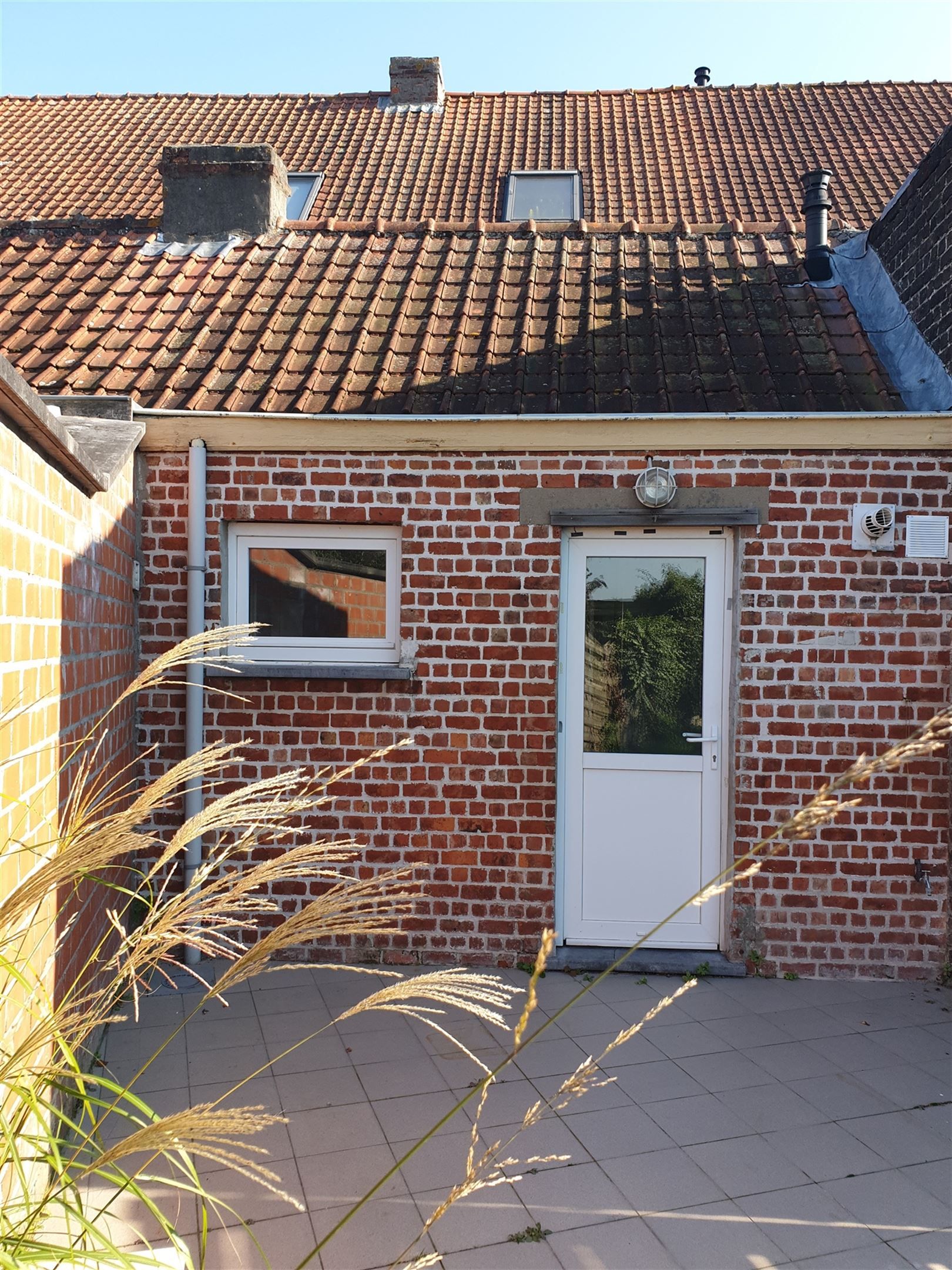 gezinswoning met drie slaapkamers en voor en achtertuin. foto 3