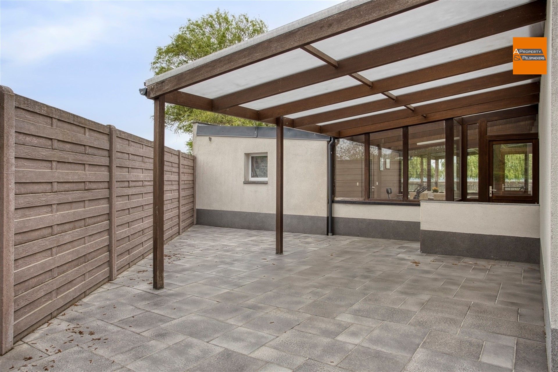 Gerenoveerde woning met ruime tuin foto 24