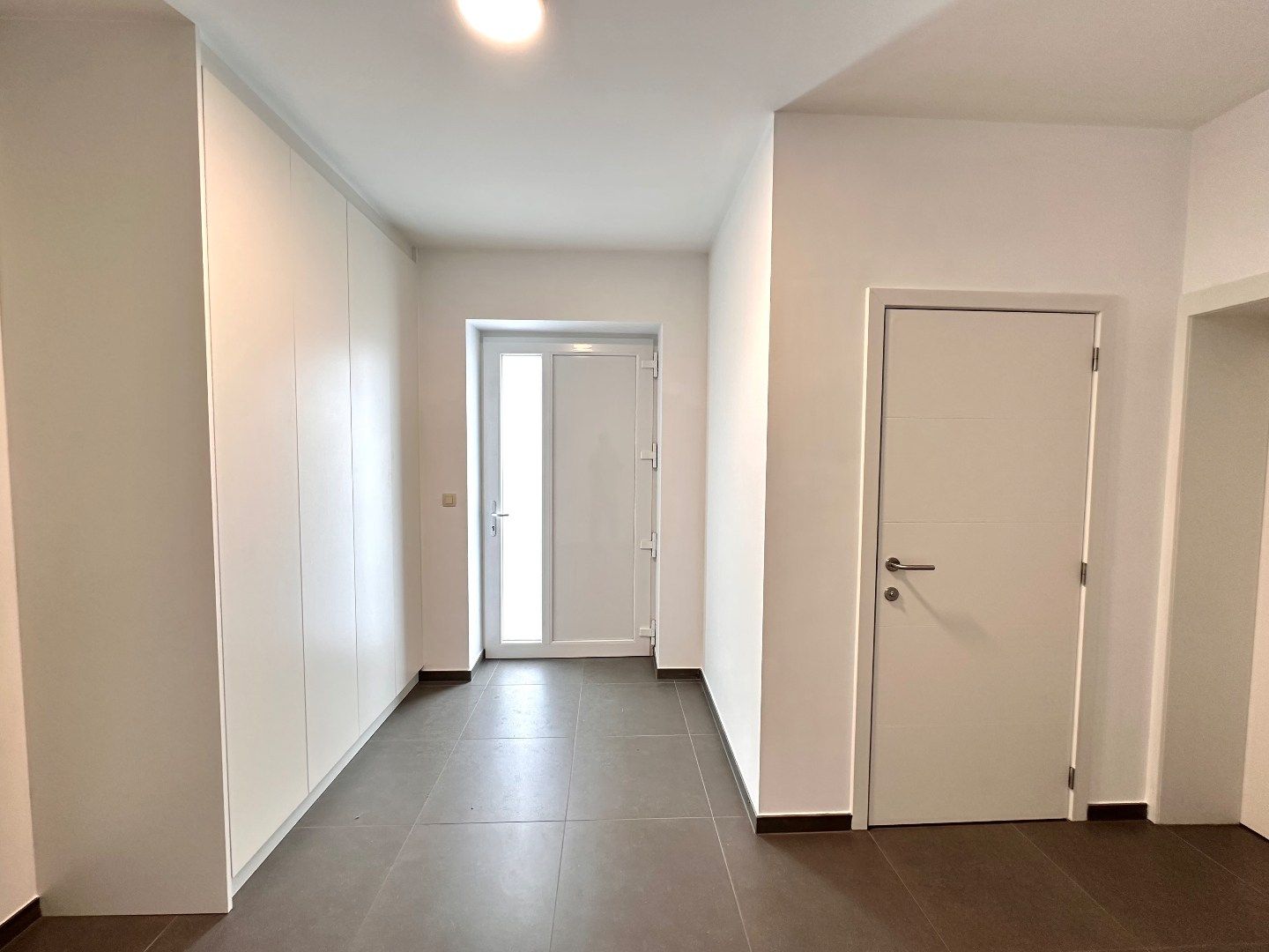 Volledig gerenoveerde halfopen bebouwing met ruime tuin te Sluizen (Tongeren) foto 2