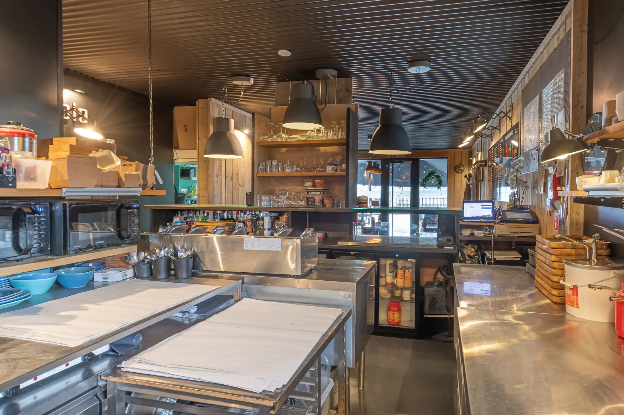 UITSTEKEND gelegen handelsgelijkvloers op toplocatie! foto 4