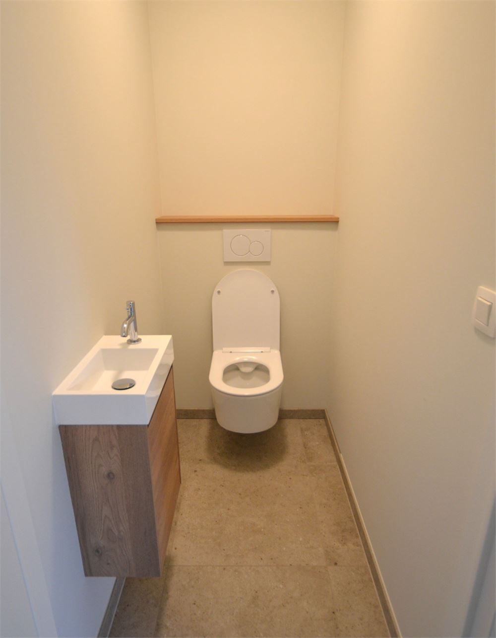 IDEALIS VASTGOED – ZEER RUIM NIEUWBOUWAPPARTEMENT, MET PRACHTIG GROEN VERGEZICHT, VOORZIEN VAN RIANTE WOONRUIMTES, 2 RUIME SLAAPKAMERS, VOLLEDIG INGERICHTE KEUKEN  VOORZIEN VAN ALLE APPARATUUR MET AANSLUITENDE BERGING, LUXE BADKAMER, ZEER RUIME KELDERBERGING EN EEN ONDERGRONDSE AUTOSTANDPLAATS. foto 13