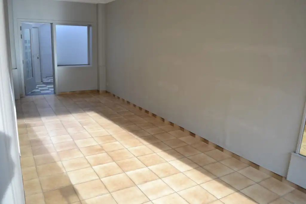 Kantoor/winkel ruimte te huur op uiterst commerciële ligging te Gullegem! foto 2