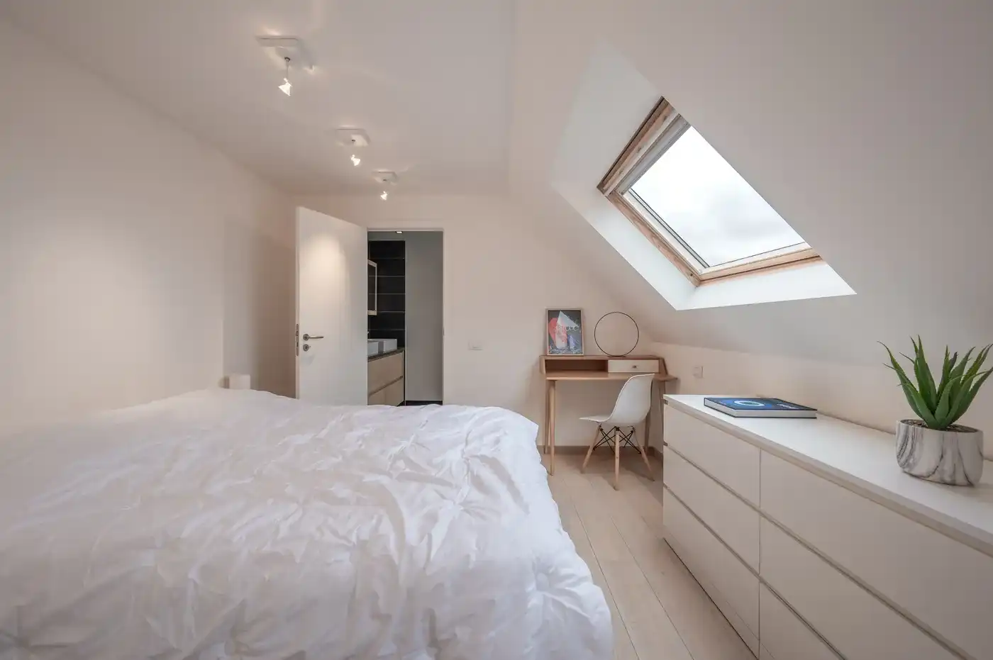 Zuidgericht en instapklaar 4-slaapkamerappartement, met 2 ruime terrassen. foto 21