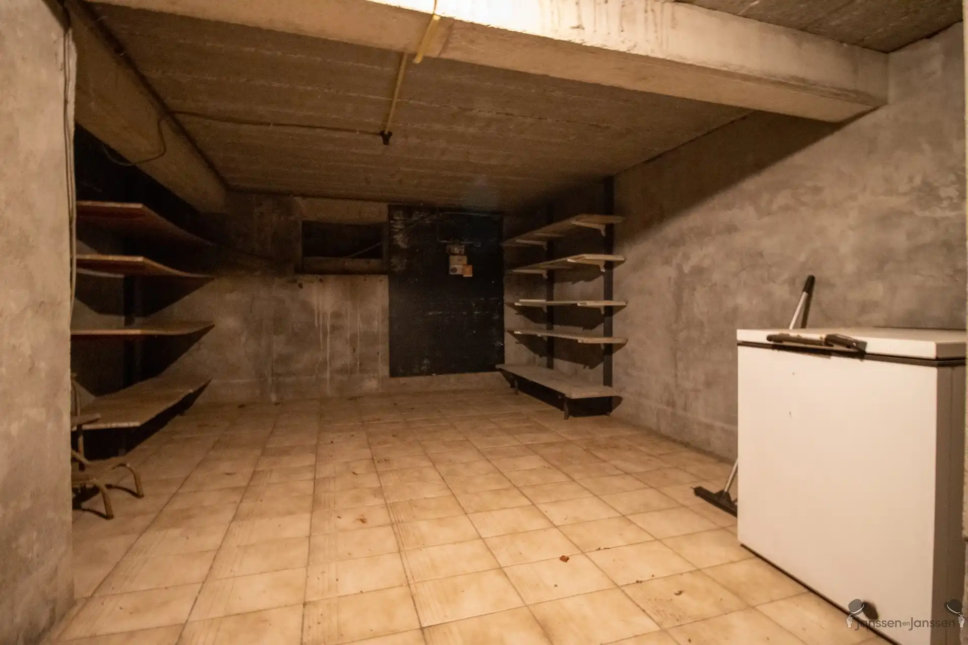 Ruime op te frissen woning met 4 slaapkamers en ruime garage op 1.276 m² foto 23