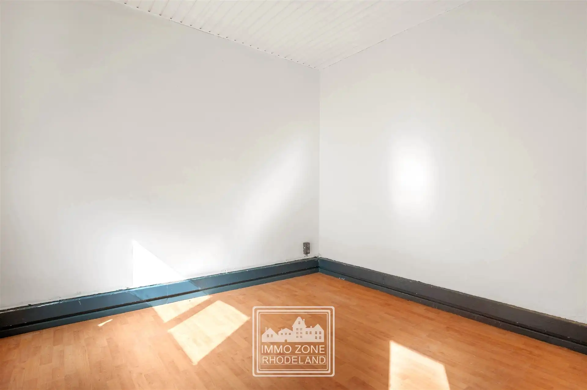 Gunstig gelegen te renoveren woning met veel potentieel foto 3