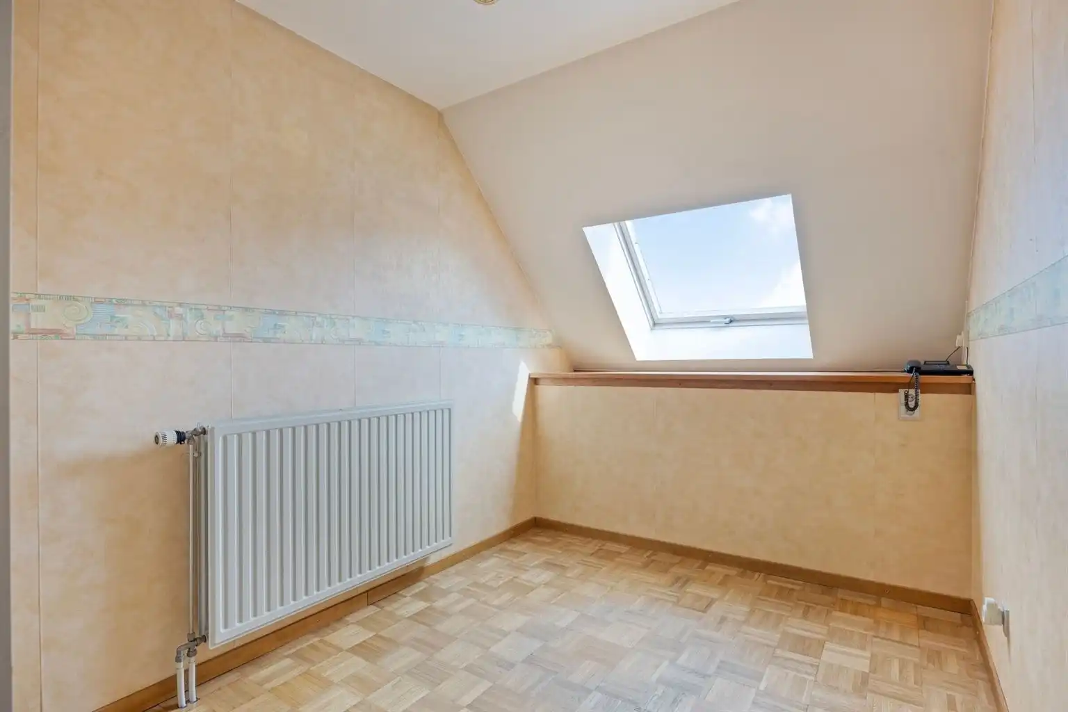 Toffe, vrijstaande split-level woning met 4 slaapkamers, inpandige garage, prachtig aangelegde tuin en zonnepanelen, rustig gelegen in het landelijke Ophoven.  foto 26