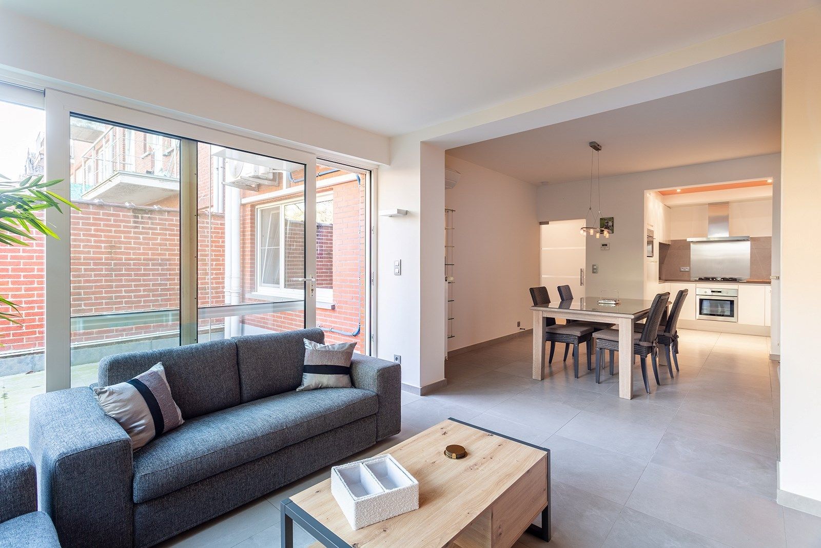 Gemeubeld luxueus 1-slaapkamerappartement met tuin foto 2