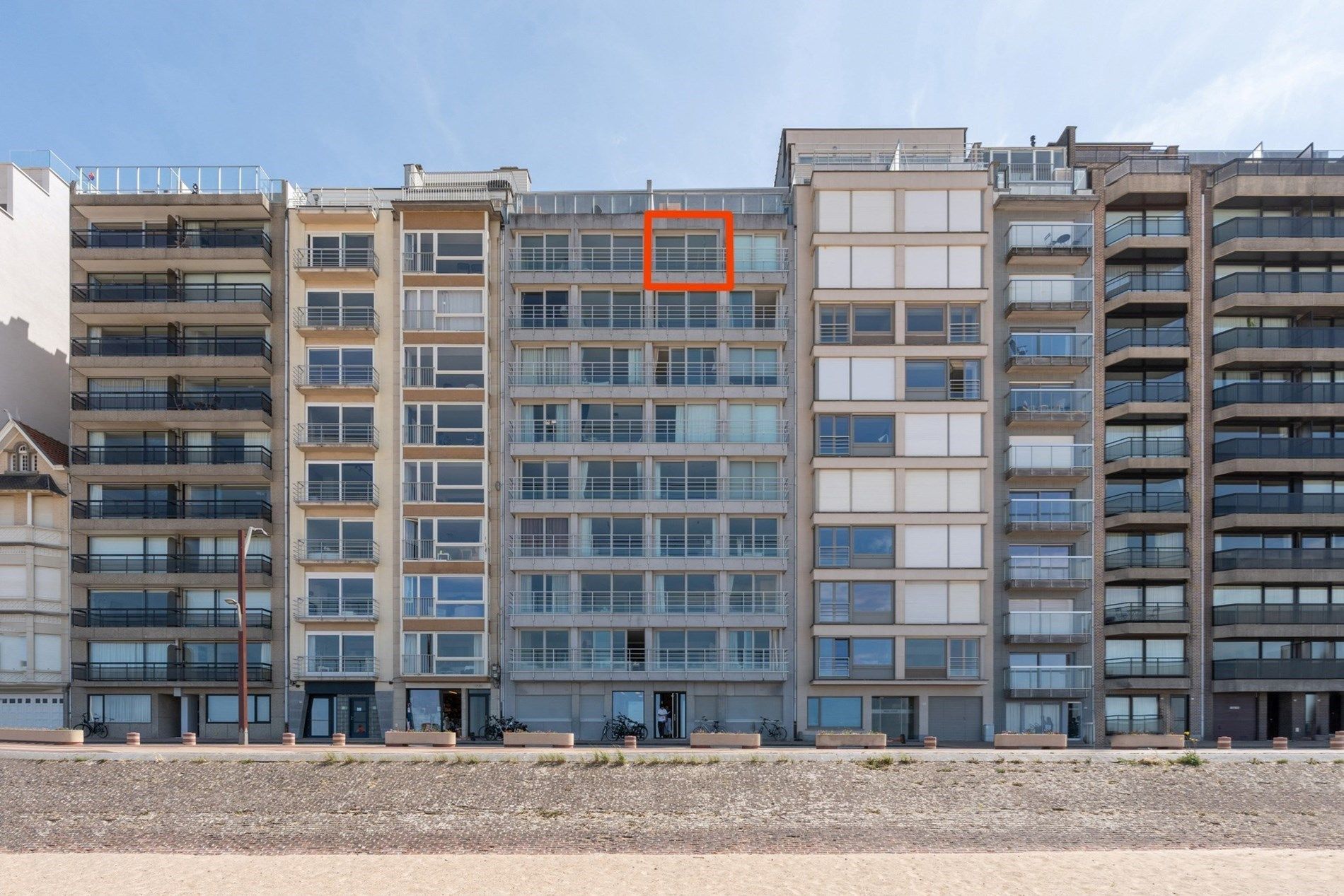 Integraal gerenoveerd appartement genietend van een panoramisch uitzicht op de zeedijk te Duinbergen! (mog tot aankoop van een garage)  foto 8