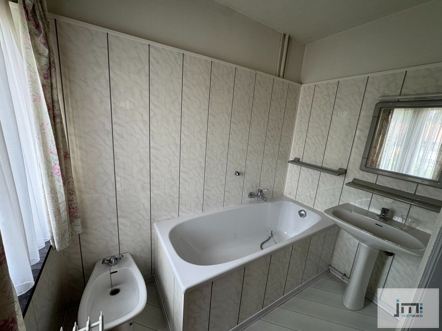 Goed onderhouden woning met ruime tuin foto 11