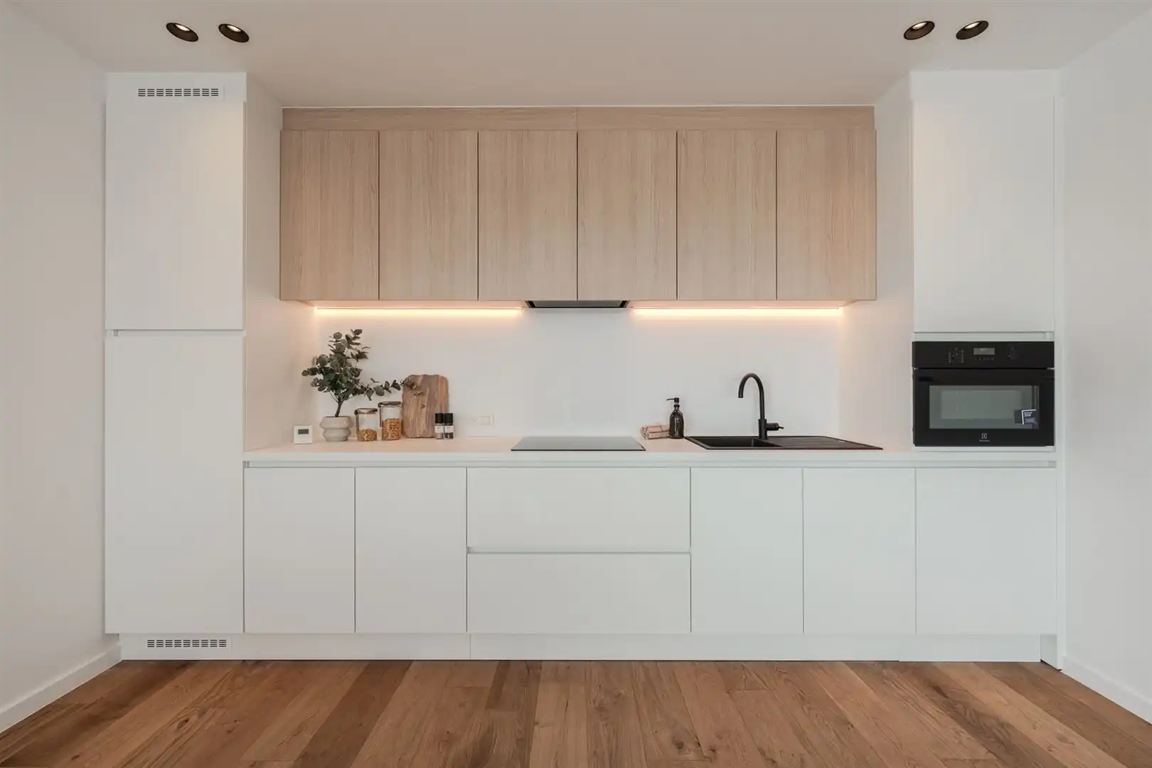 Modern ingericht één slaapkamer appartement foto 12