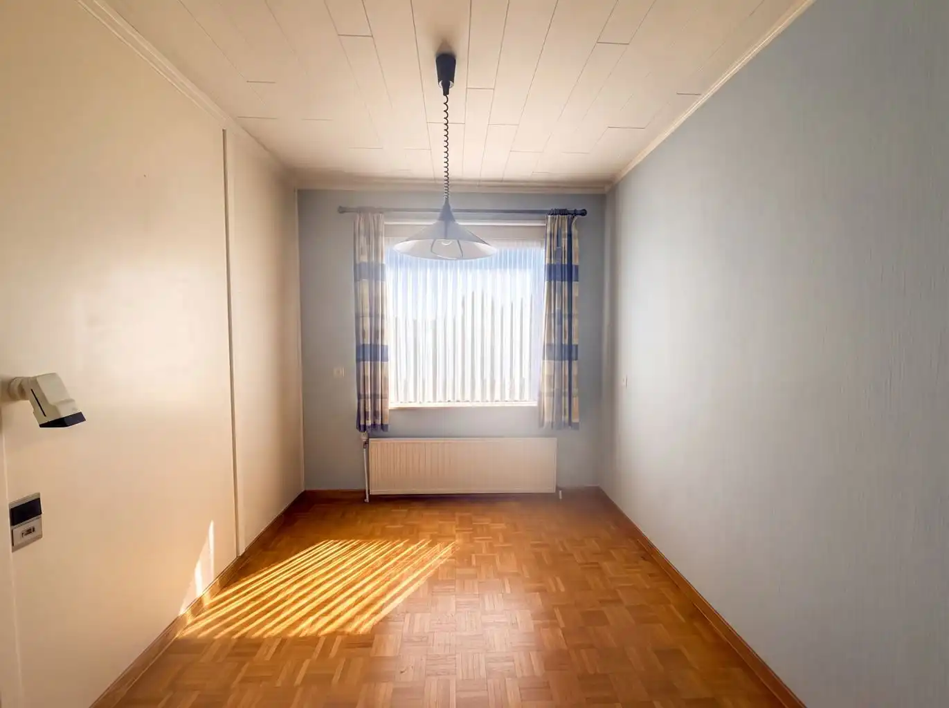 Vrijstaande splitlevelwoning met 3 (+1)slaapkamers, inpandige garage en carport, overdekt terras en omheinde tuin, gunstig gelegen nabij het centrum van Maaseik. foto 13