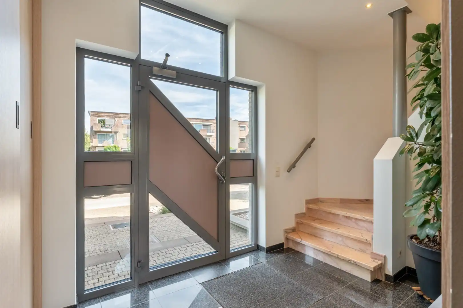 Zeer ruime, goed afgewerkte woning met diverse mogelijkheden nabij het centrum van Maaseik! foto 4