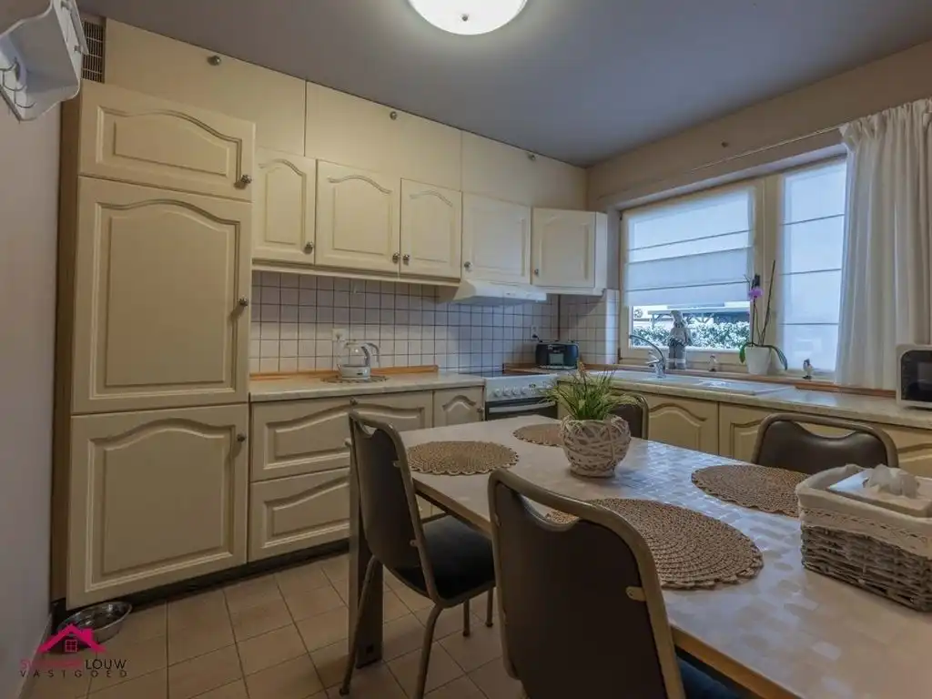 Charmante, vrijstaande woning met garage, carport en tuinhuis foto 15