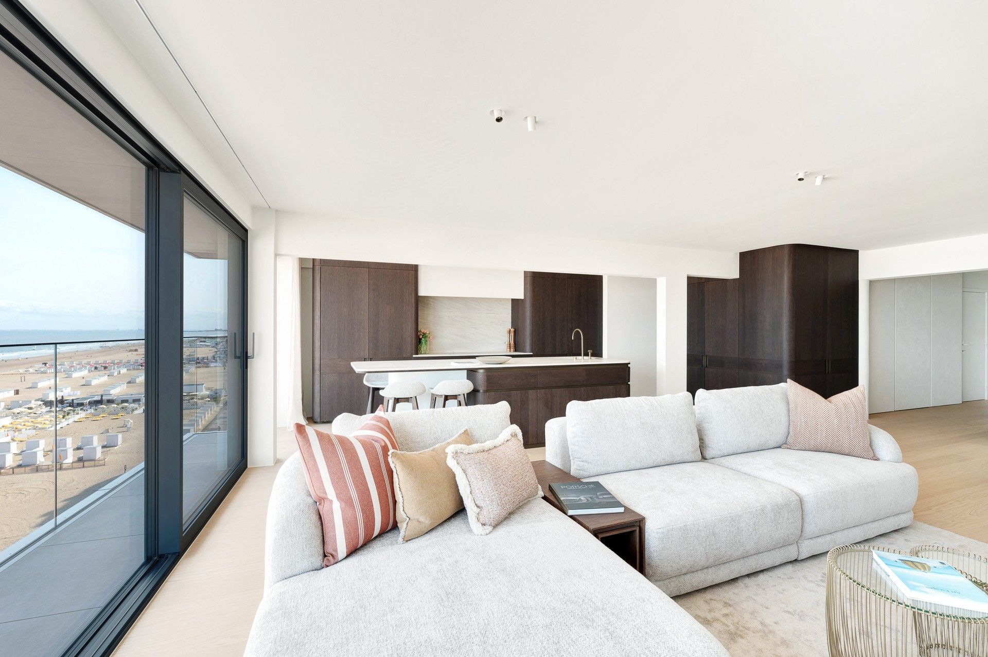 Exclusief en luxueus gerenoveerd appartement met frontaal zeezicht op topligging in Het Zoute foto 11