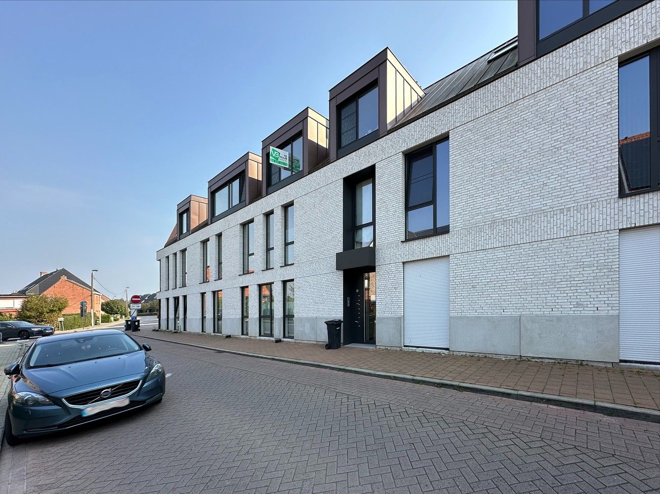 Recent, lichtrijk appartement met mooi terras, inclusief autostaanplaats en berging in centrum Broechem! foto {{pictureIndex}}