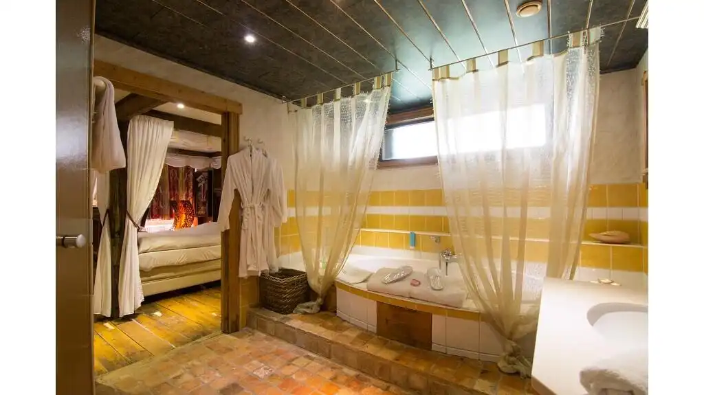 Charmehotel met 10 kamers te koop in Oudenburg foto 7