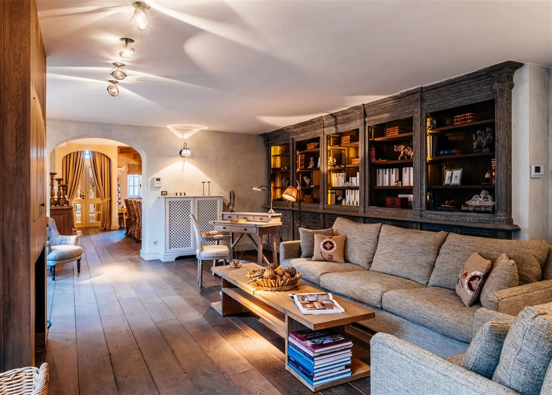 Charmante, hoogwaardig afgewerkte woning in een woonwijk. foto 11