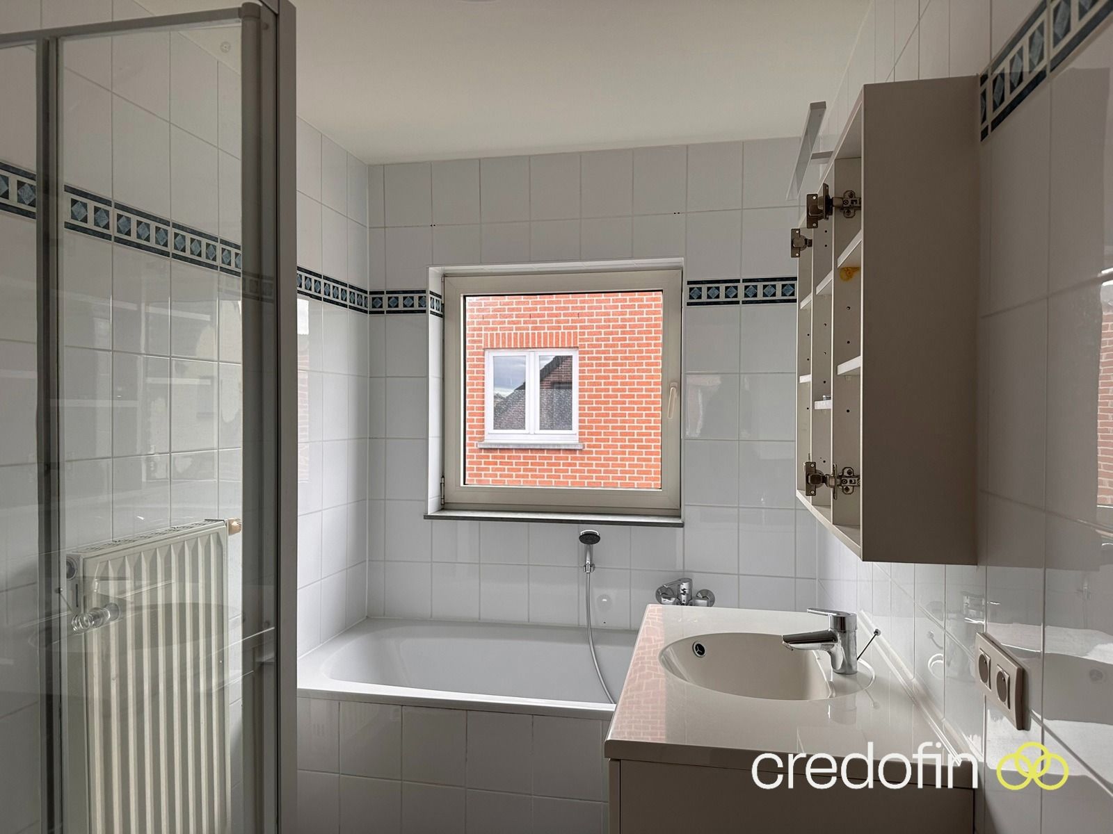 Goed gelegen woning met 3 slk, bureau en garage foto 12