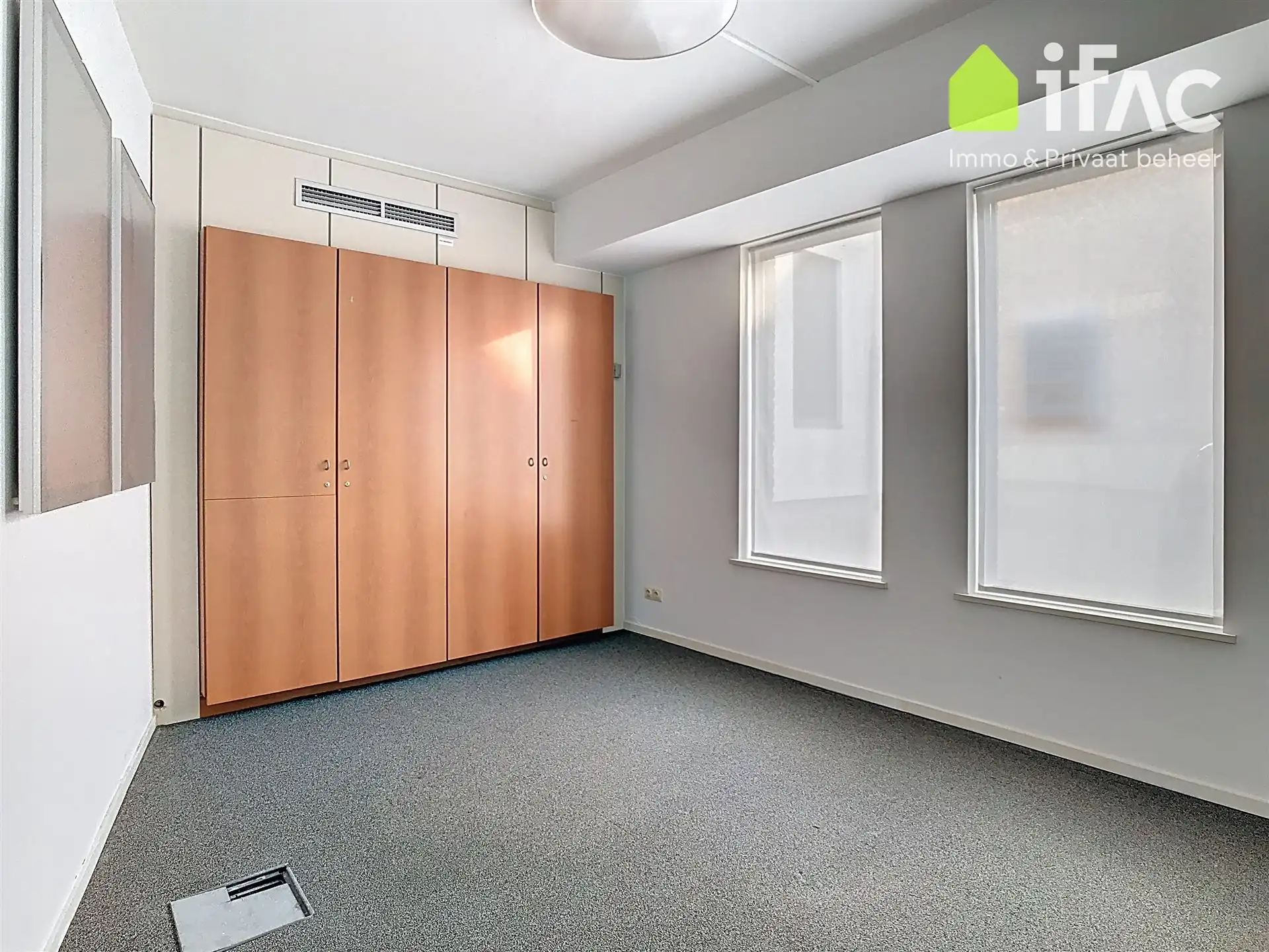 Commerciële ruimte en bureaus (270 m²) met parking foto 4