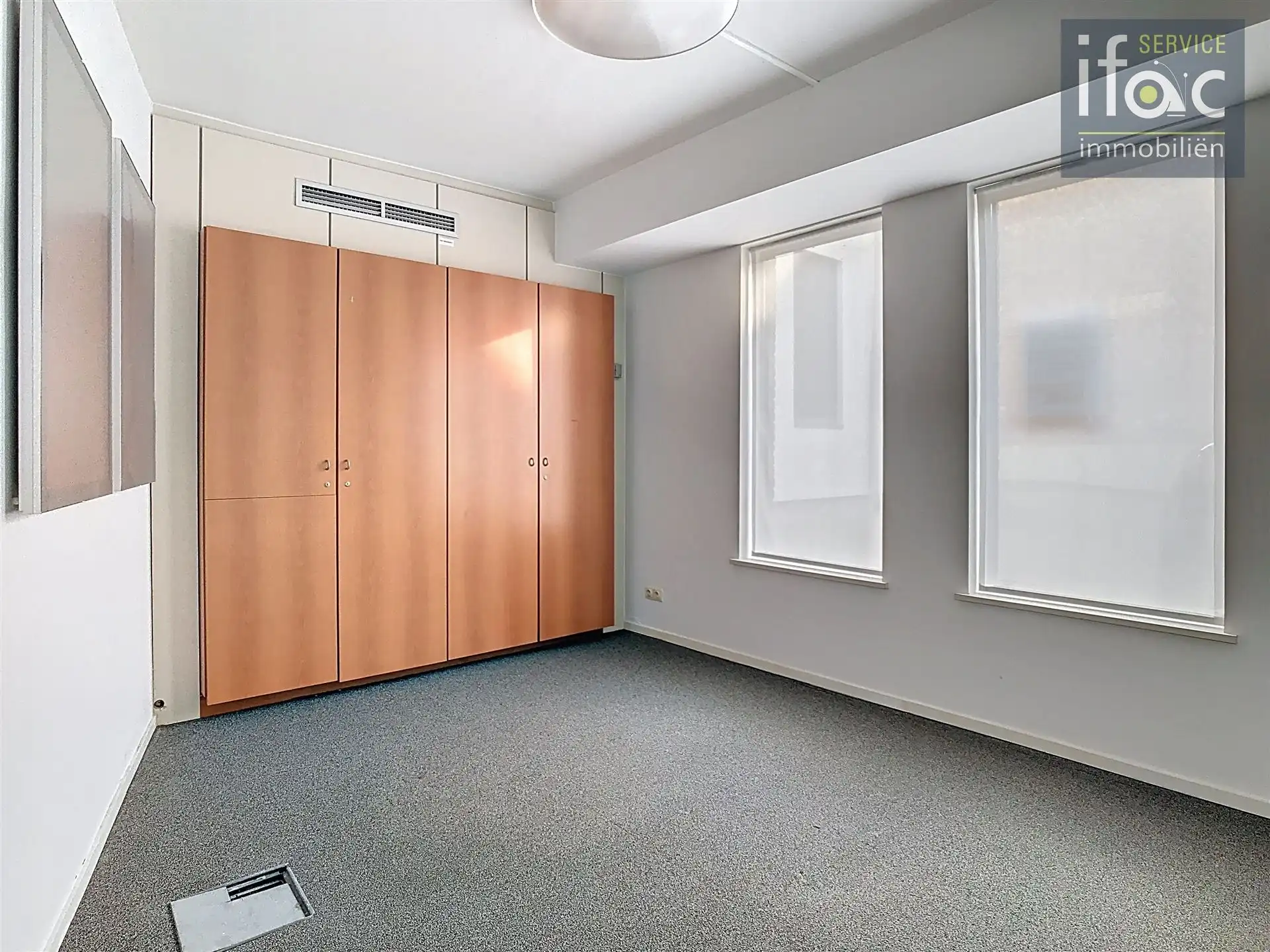 Commerciële ruimte en bureaus (270 m²) met parking. foto 4