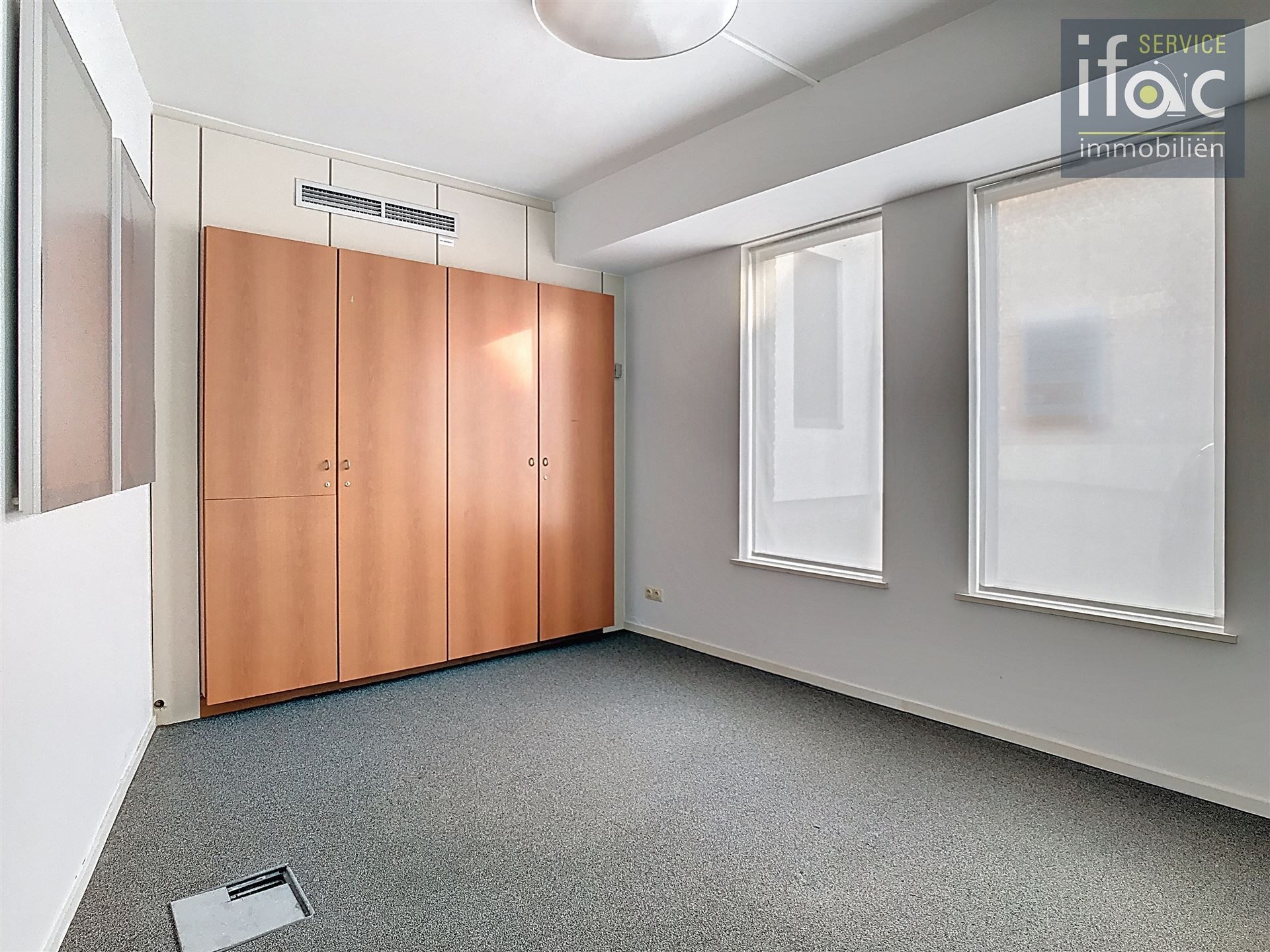 Commerciële ruimte en bureaus (270 m²) met parking. foto 4