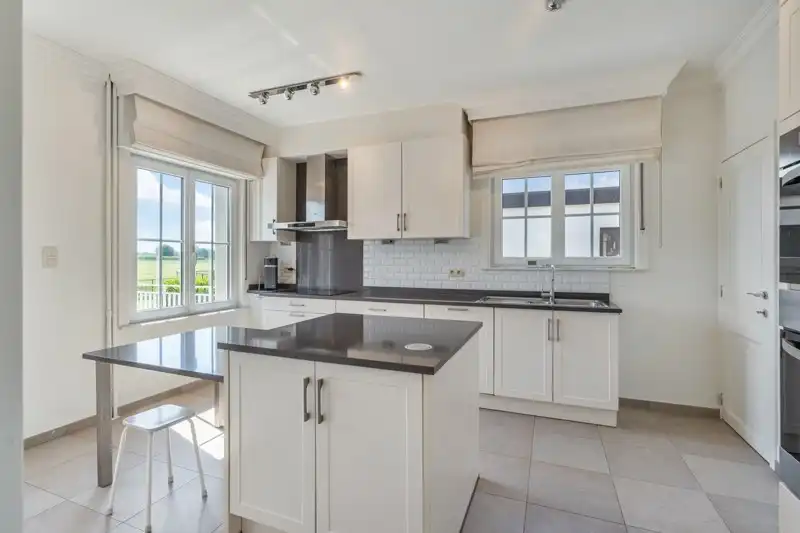 Stijlvolle, landelijke woning met 3 slaapkamers, garage en tuin foto 9