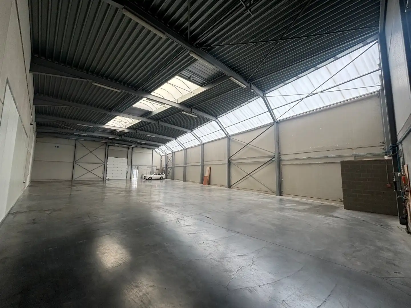 UITSTEKEND GELEGEN WERKPLAATS (699m²) + PARKING ! foto 3