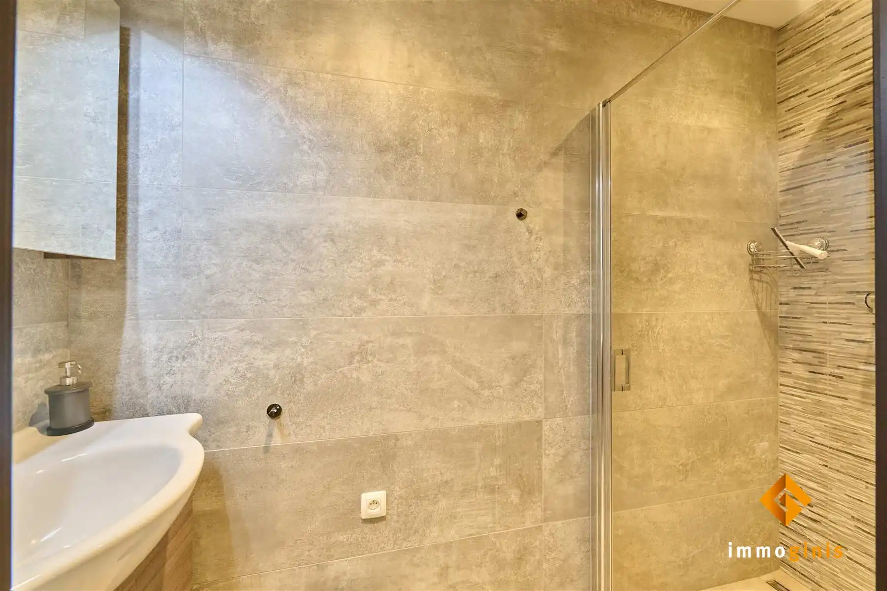 Instapklaar 1- slaapkamerappartement op 2e verdieping in het centrum van Lommel! foto 8