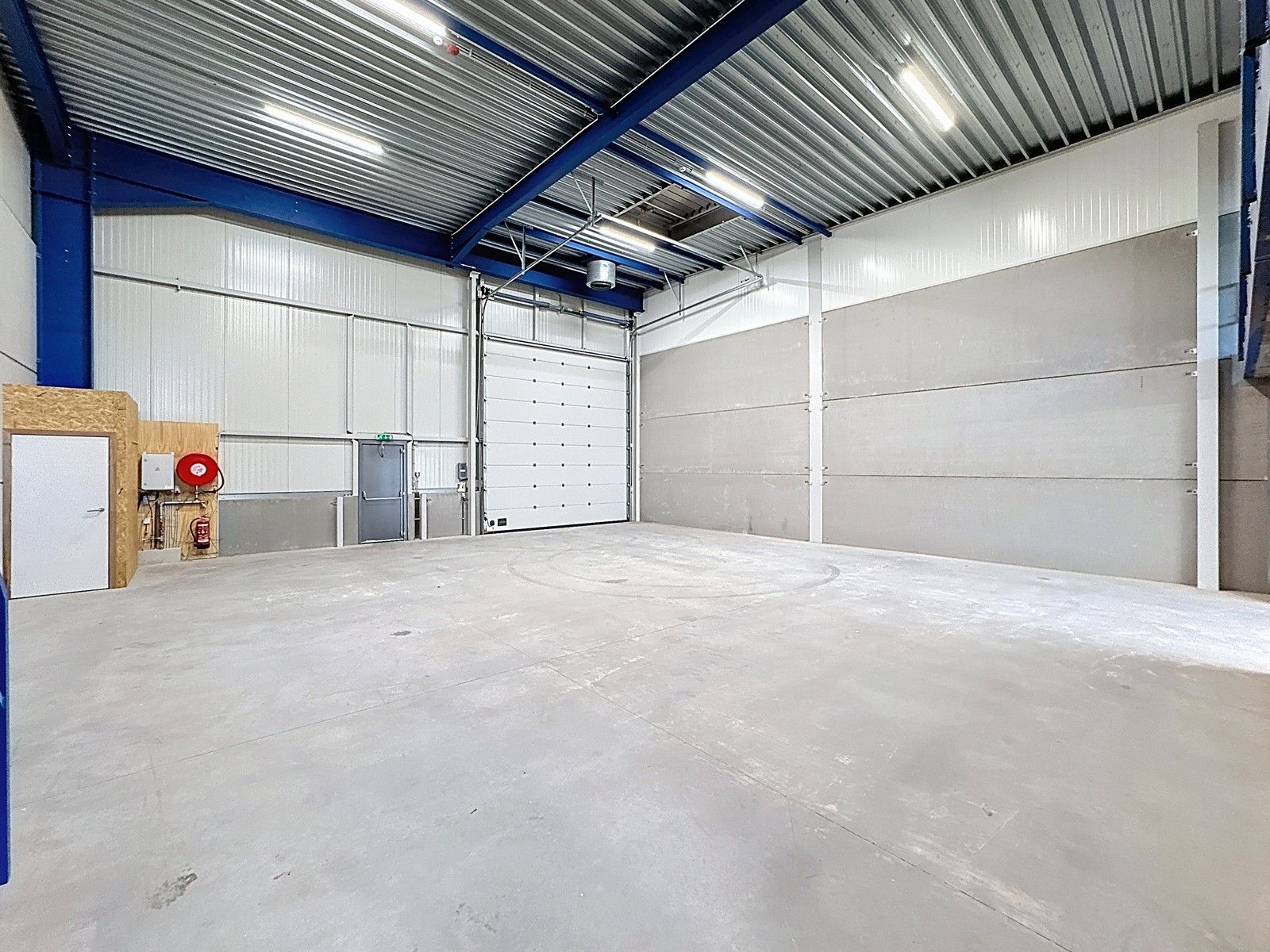 NB KMO-UNIT (231m²) met mezzanine (83m²) op verdieping, elektrische sectionaalpoort en sanitair blok te huur op industriezone "Herdersbrug" te 8000 Brugge foto 8