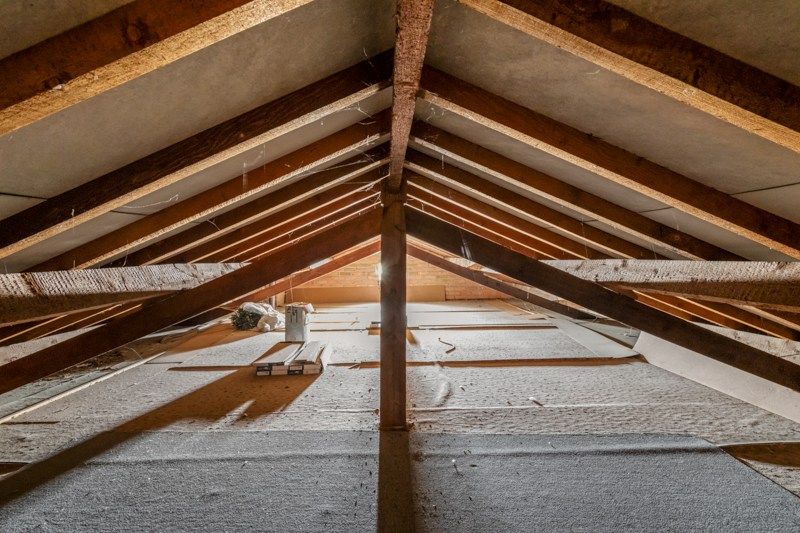 Ruime te renoveren bungalow met veel potentieel en inpandige garage foto 10