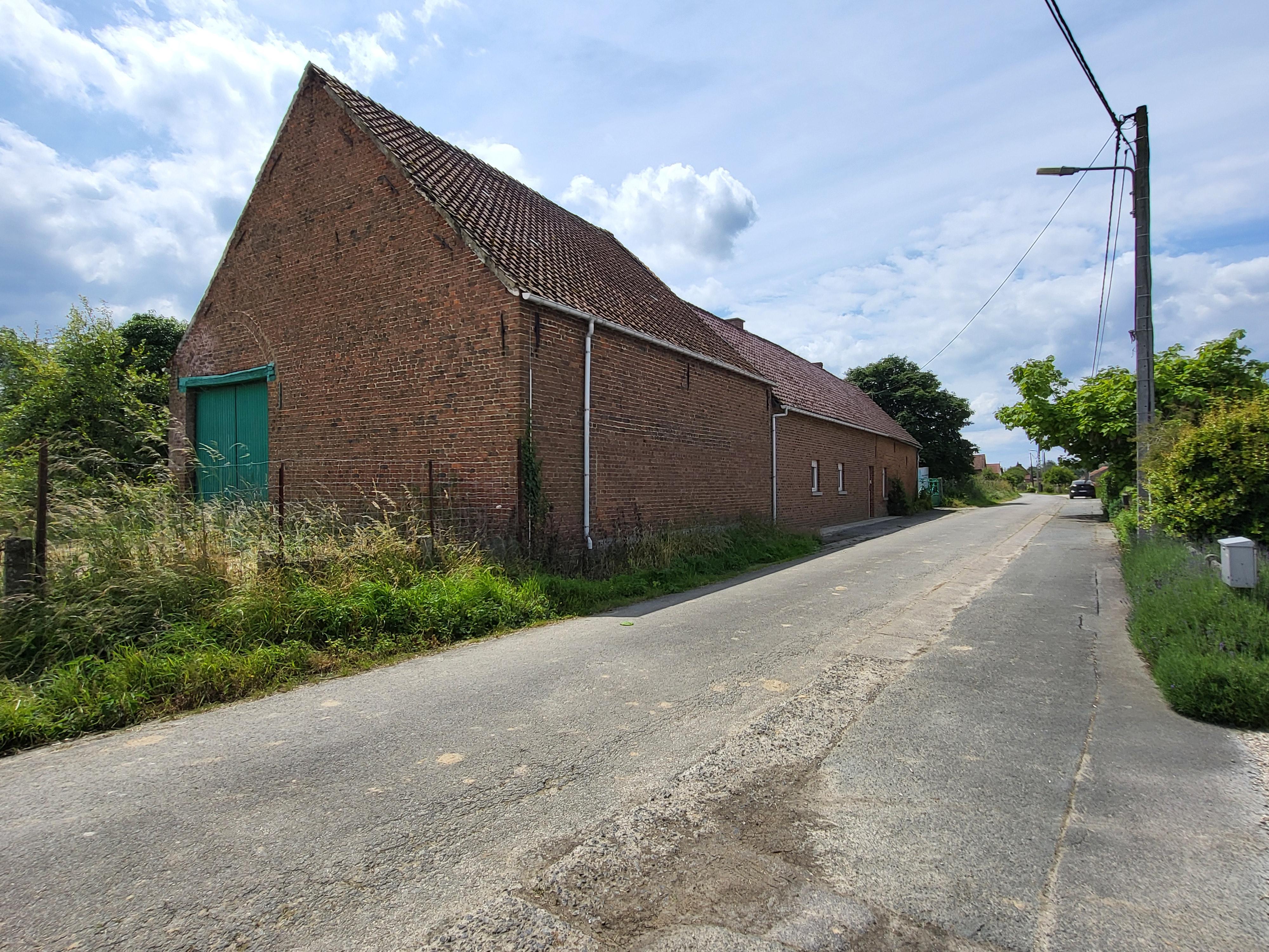 Charmant te renoveren vierkanthoeve op 2696m² met panoramisch uitzicht op de velden.  foto 4