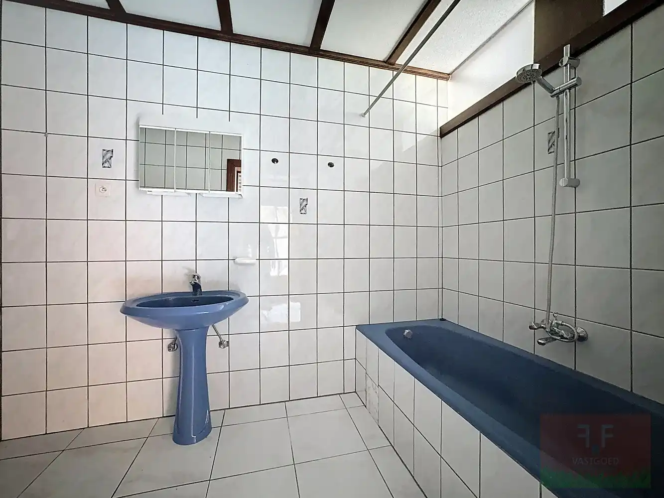 Ruime eengezinswoning met 4 slaapkamers, garage en mooie tuin foto 10