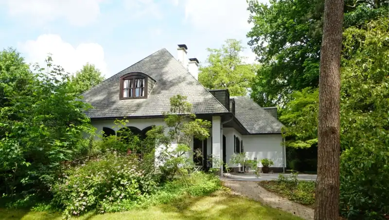 Stijlvolle villa van 275m² op 20 are met bureel, 4 slaapkamers, 2 bad-of douchekamers, dubbele garage foto 4