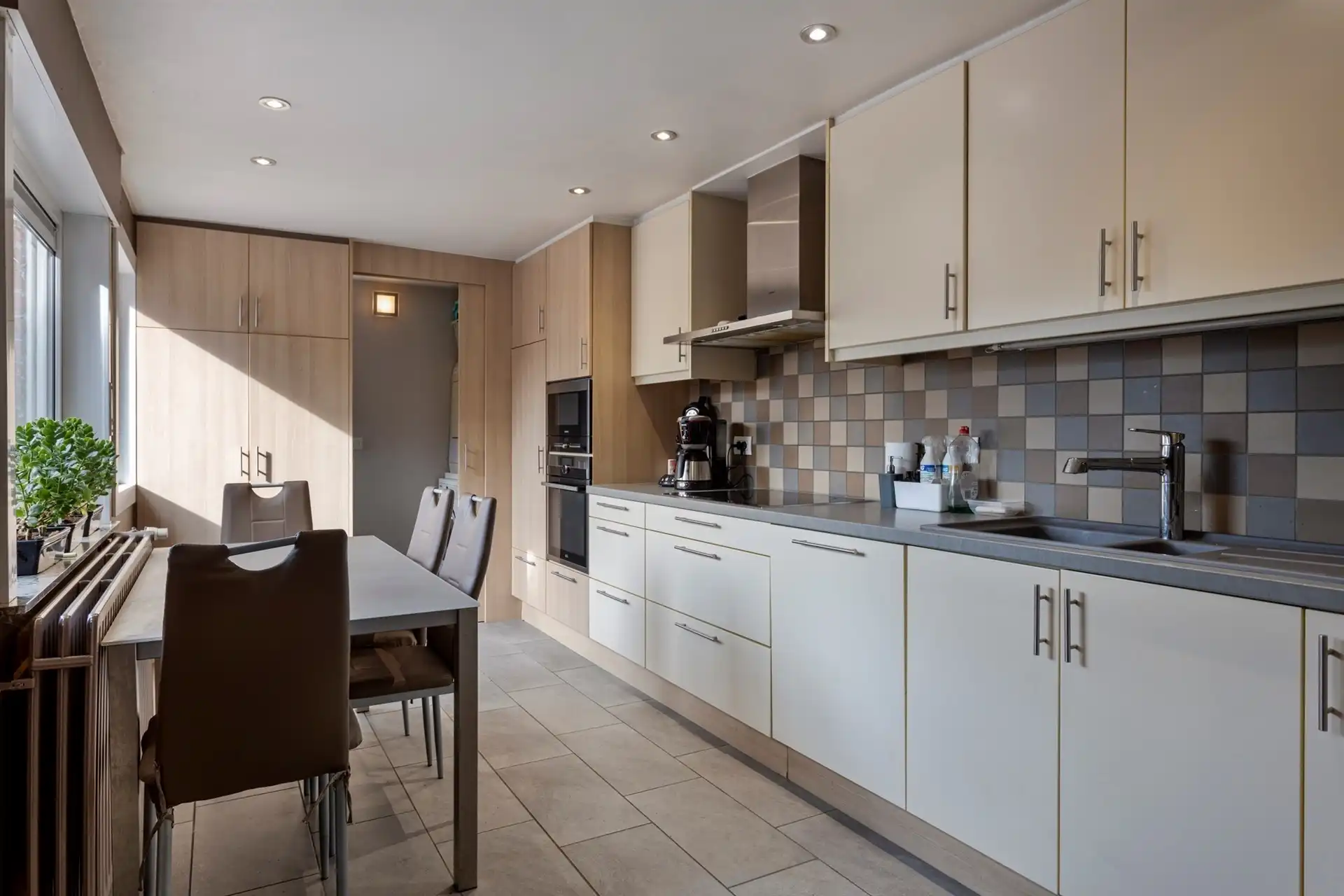 Woning met handelsruimte op commerciële topligging te Mazenzele foto 6