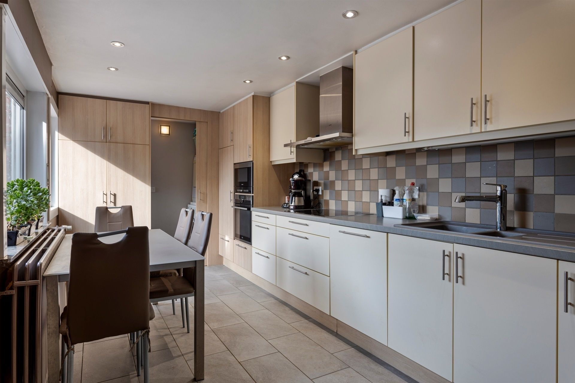 Woning met handelsruimte op commerciële topligging te Mazenzele foto 6