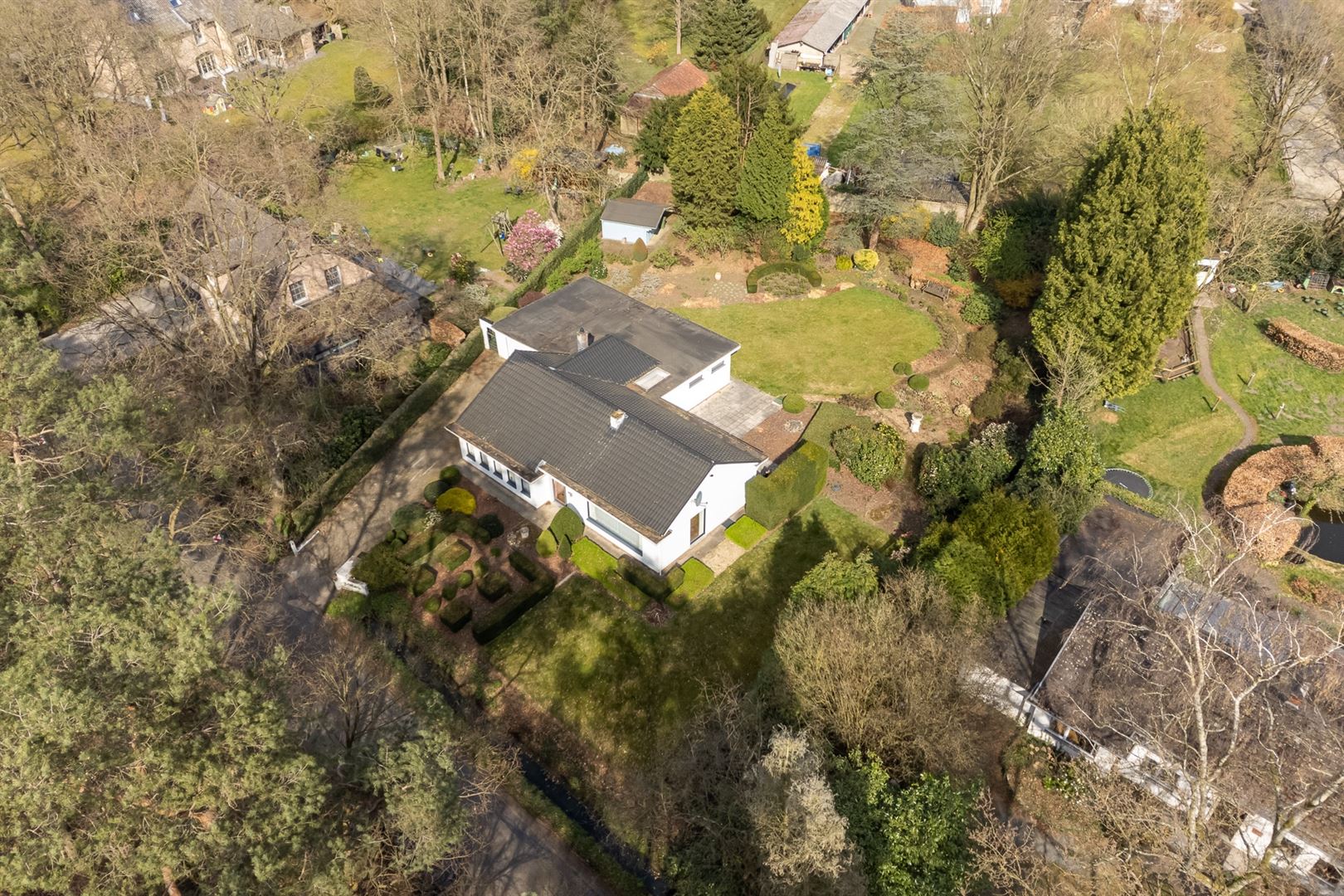 Te renoveren laagbouwvilla met Engelse tuin foto 31