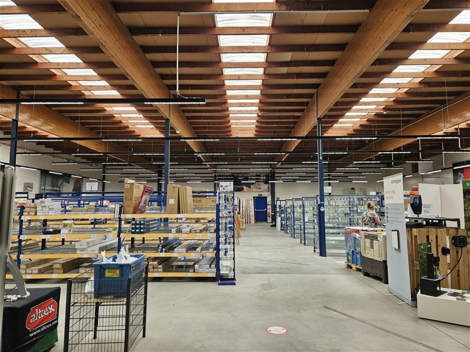 Magazijn met polyvalente ruimte foto 4