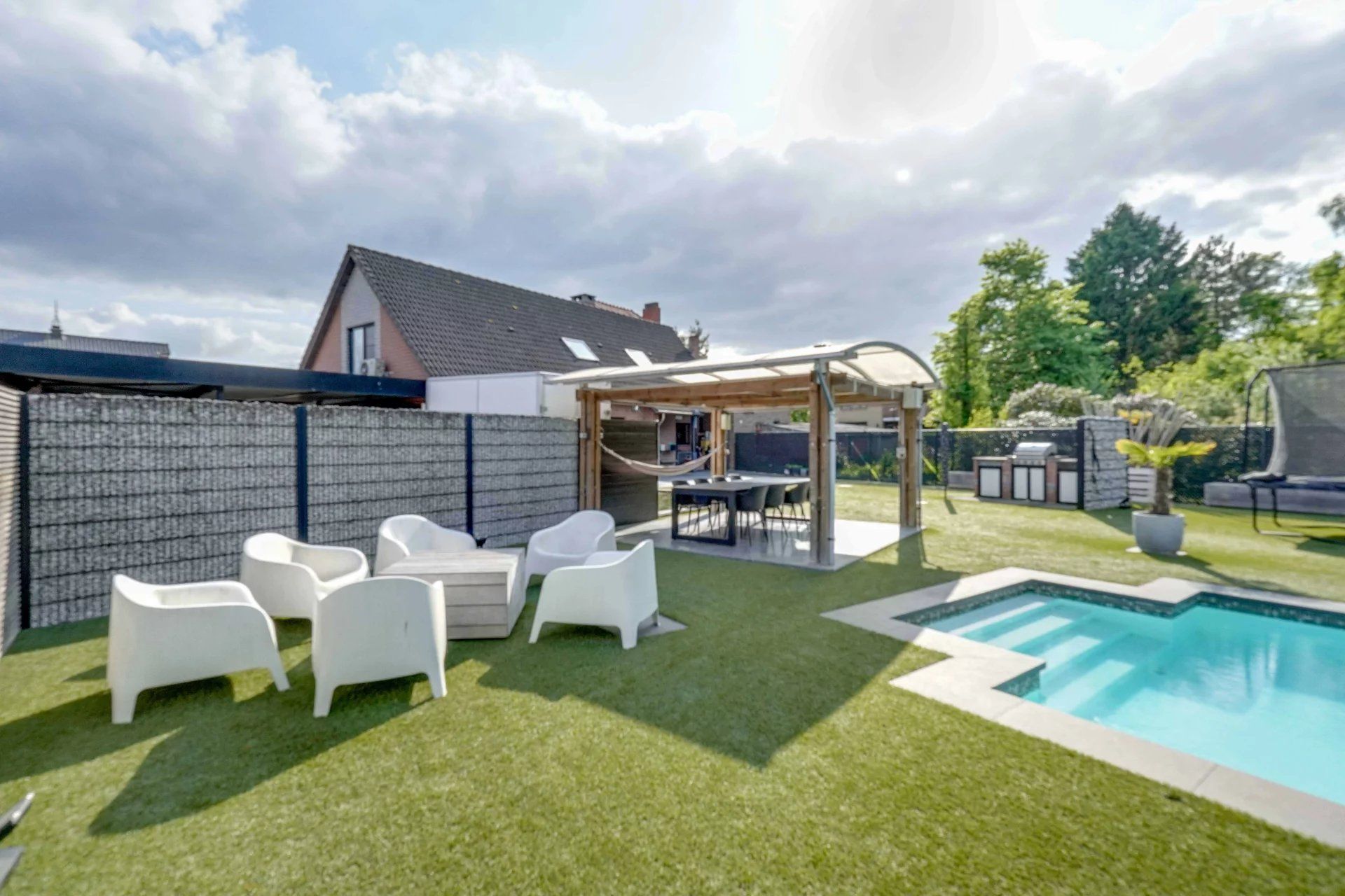Ruime woning met zwembad op mooi groot perceel foto 41