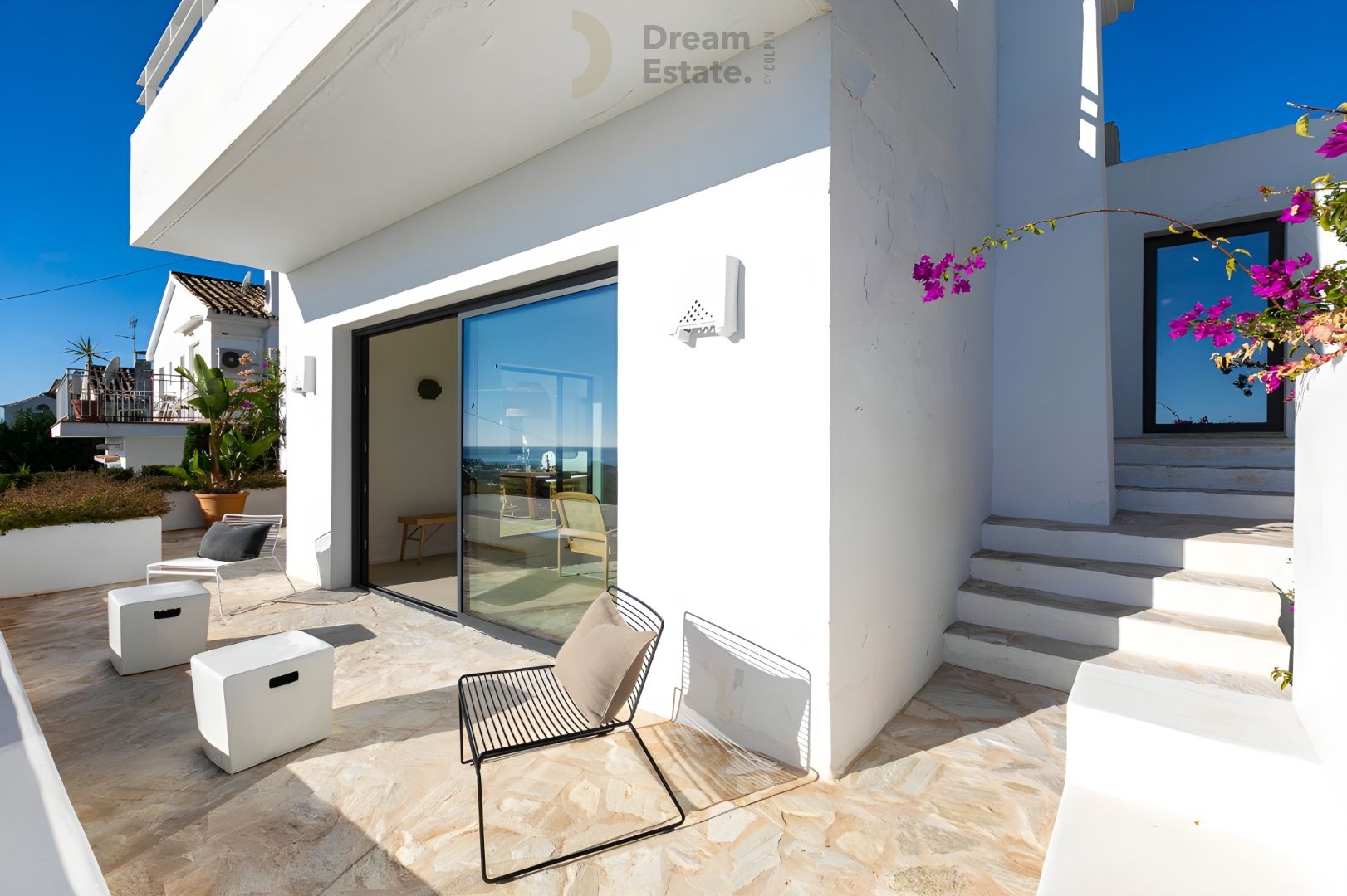 Gerenoveerde Ibiza'stijl' woning met uitzicht op zee te Benahavis. foto 23