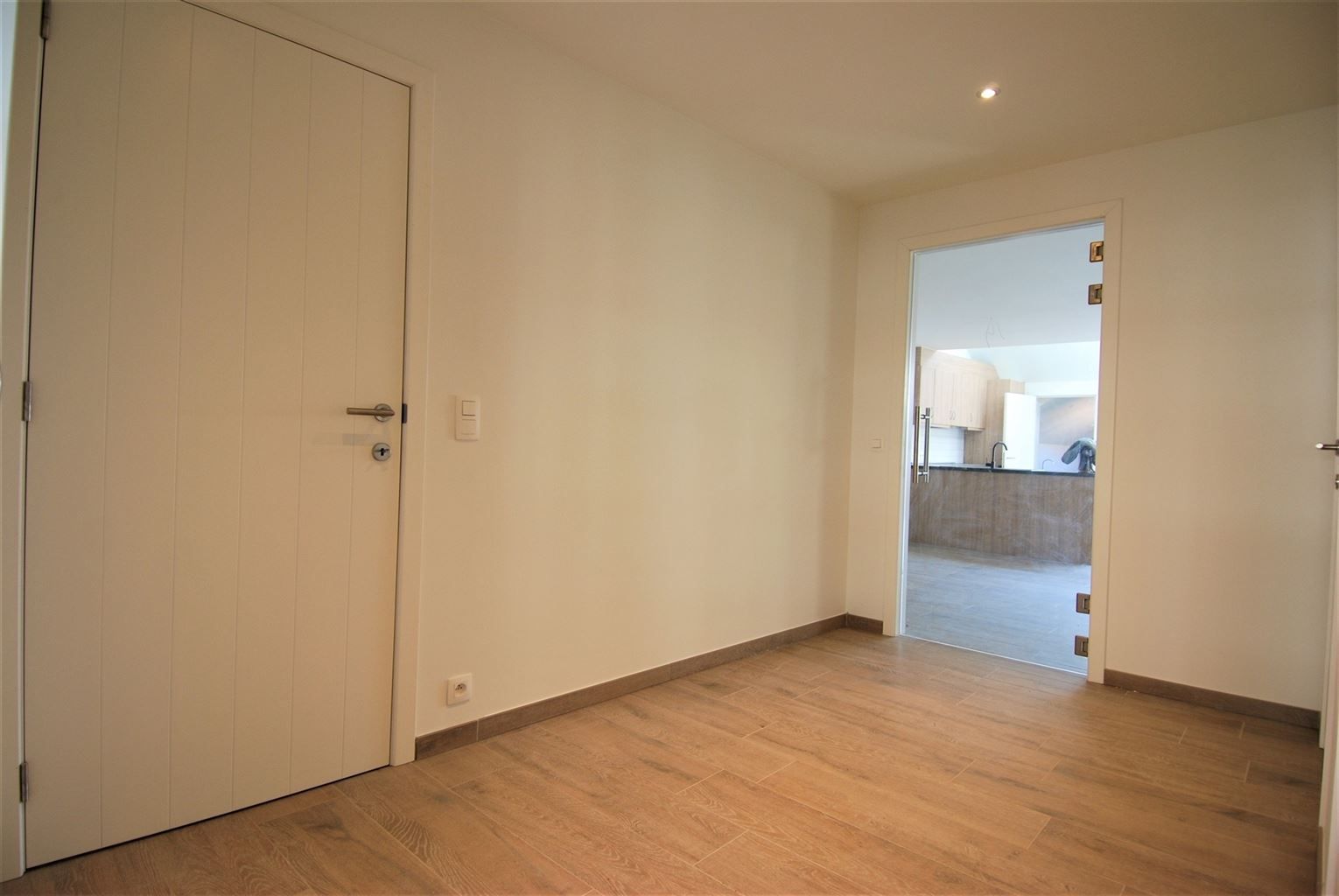Volledig gerenoveerd duplex-appartement met 2 slaapkamers in het centrum van Maaseik met moderne afwerking. foto 7