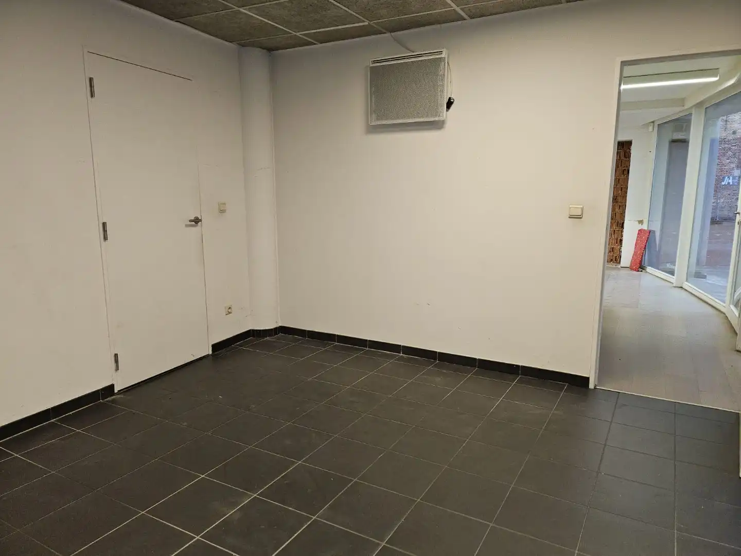 Uiterst goed gelegen winkelruimte met berging in toeristische Katelijnestraat in Brugge centrum! foto 8