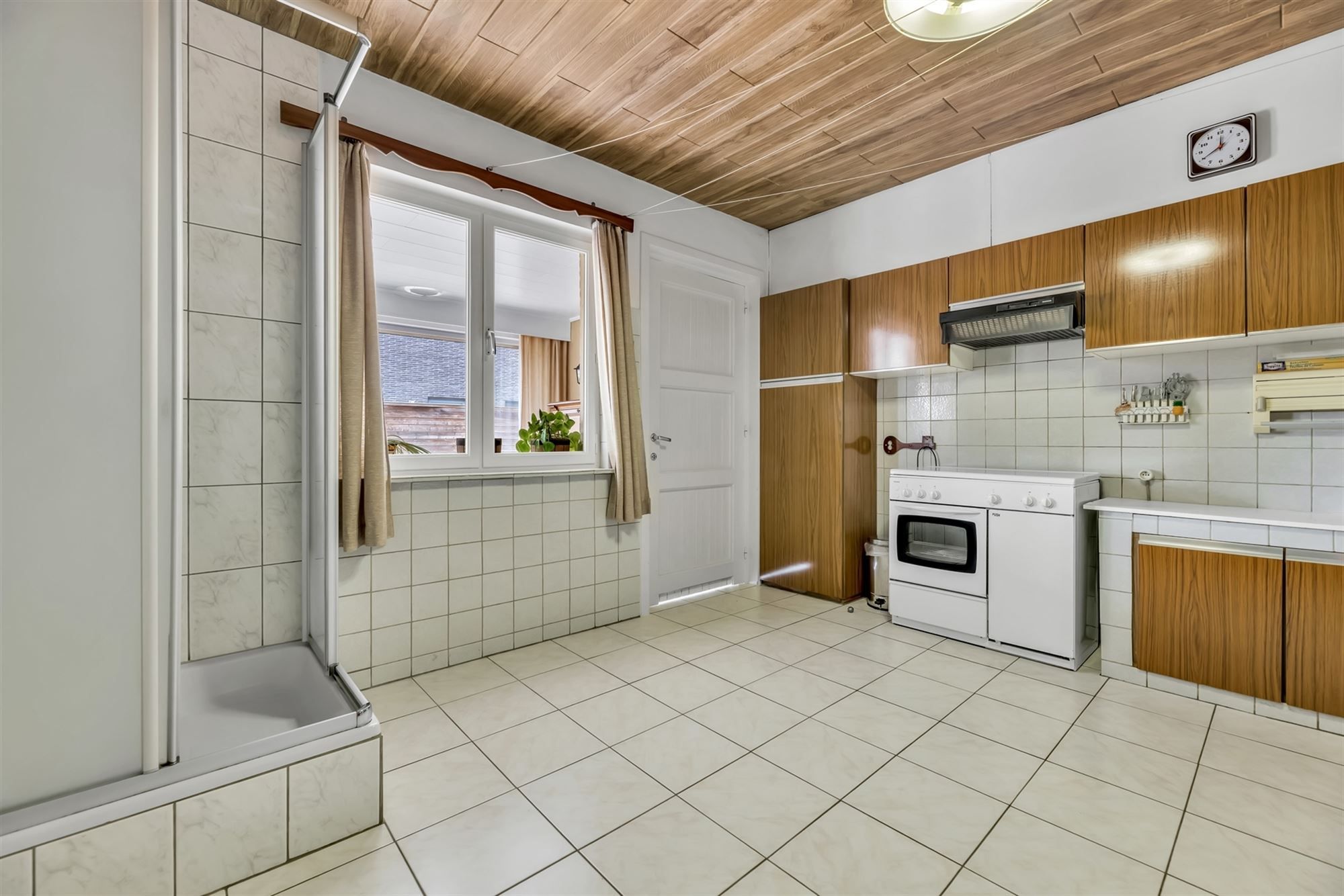 OP TE FRISSEN MAAR ZEER GOED ONDERHOUDEN WONING OP EEN RUIM PERCEEL NABIJ CENTRUM OOSTHAM foto 12