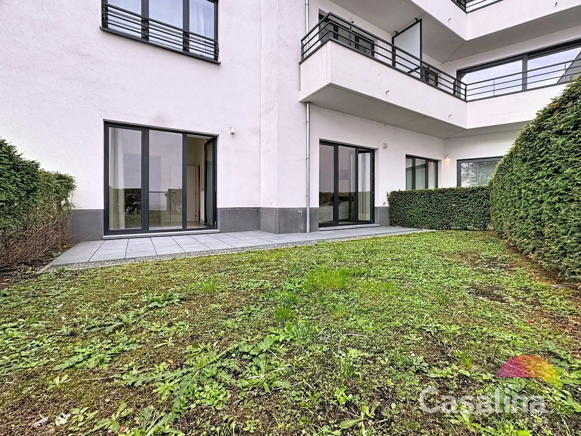 Appartement met 2 slaapkamers, terrassen, tuin + parking foto {{pictureIndex}}